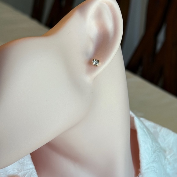 💎 Classic Crystal Stud Earrings | Everyday Elegant Sparkle ✨ - Picture 7 of 7